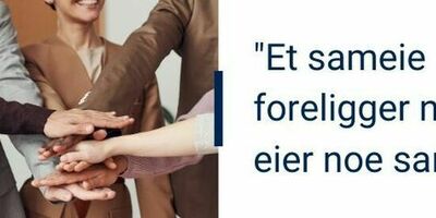 En gruppe mennesker legger hendene oppå hverandre med teksten "et sameie foreligger når noen eier noe sammen"