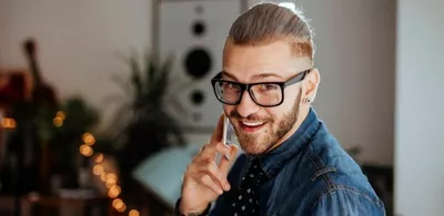En mann prater i telefonen