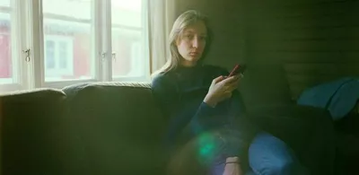 En dame sitter i en sofa