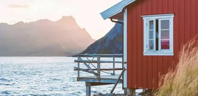 Et øde båthus ved en innsjø