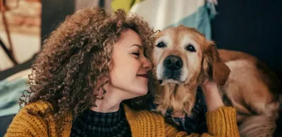 En dame koser med en hund