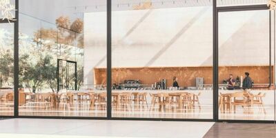 En bygning med store vinduer. Foto