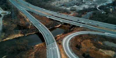 Fugleperspektiv av en bilvei. Foto