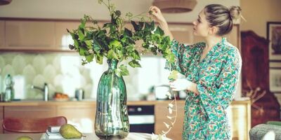 En dame vedlikeholder planten sin. Foto